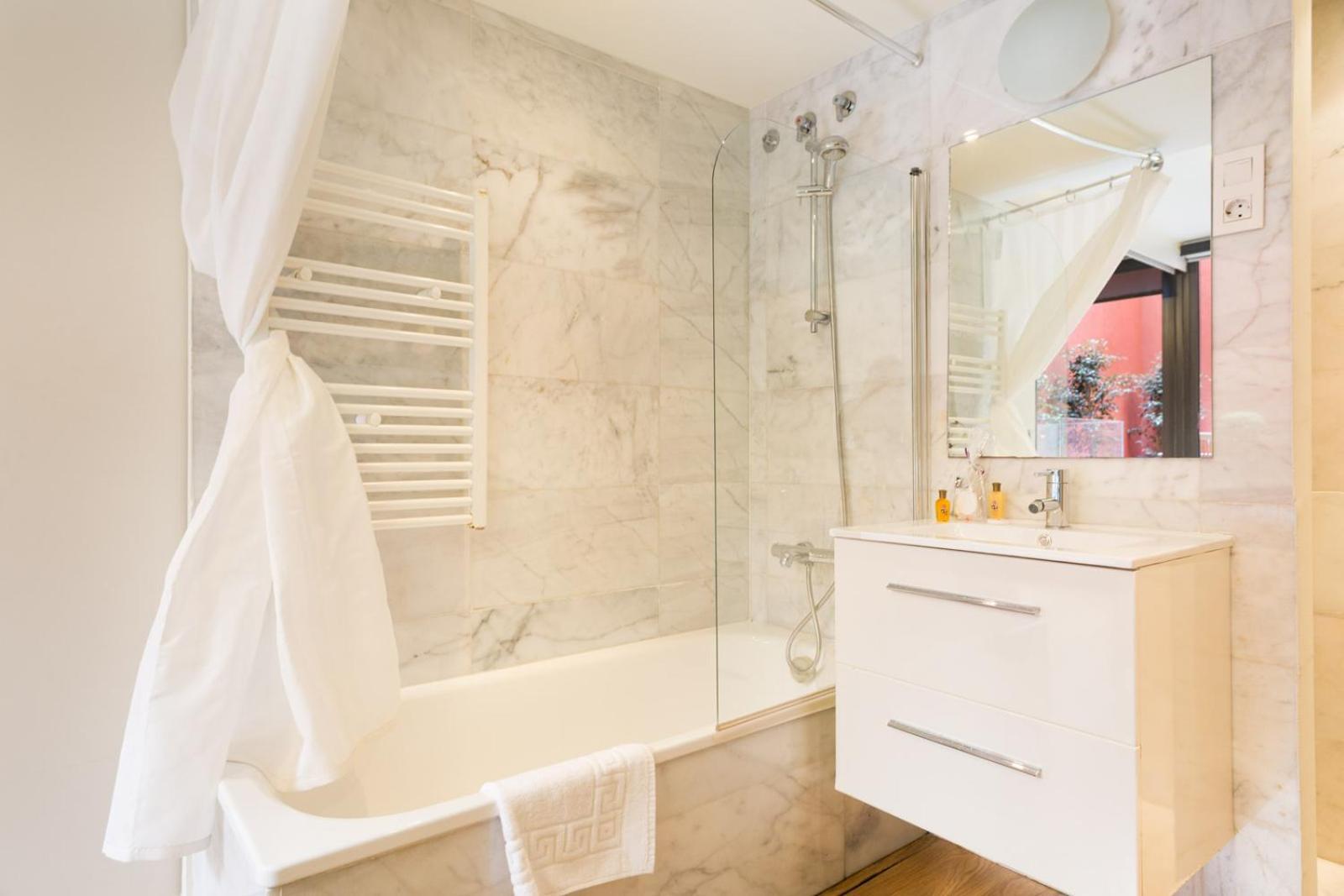 My Space Emirates - Fully Equipped Apartments Near The Beach With Shared Pool Barcelona Eksteriør bilde