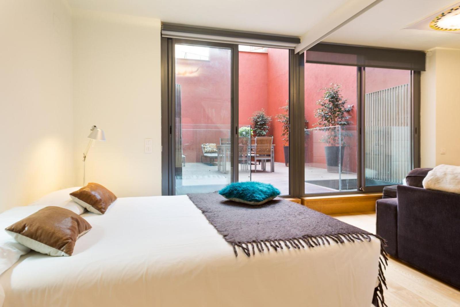 My Space Emirates - Fully Equipped Apartments Near The Beach With Shared Pool Barcelona Eksteriør bilde